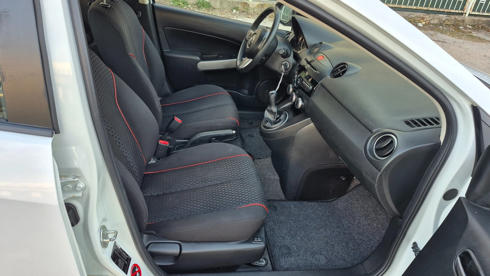 Mazda 2 1.3i 112000км FACELIFT Германия, снимка 10 - Автомобили и джипове - 53772312