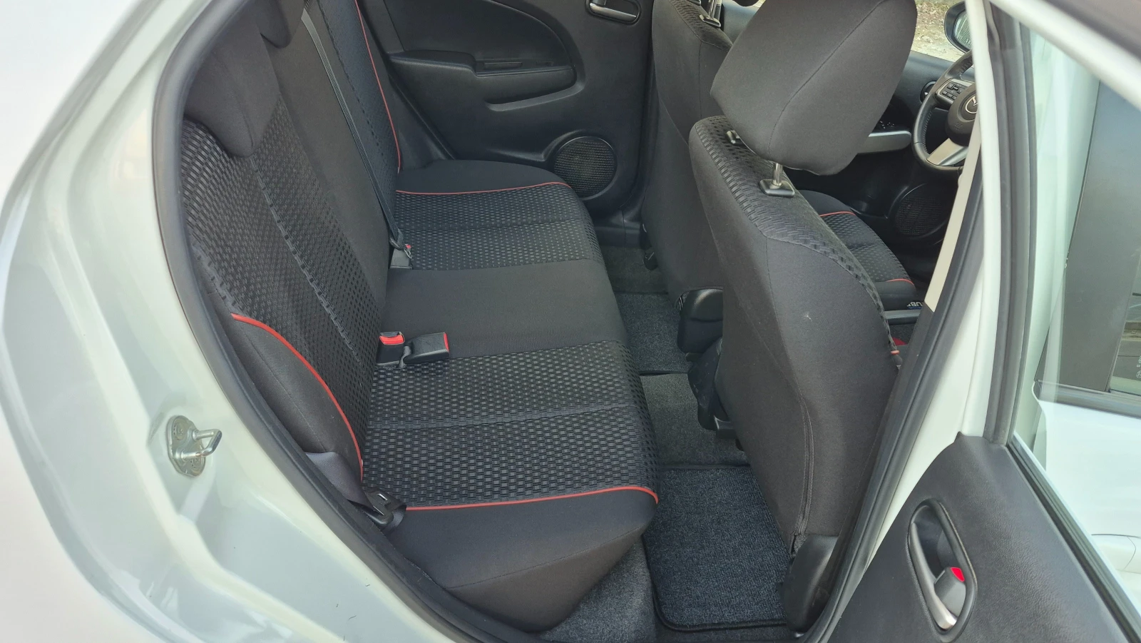 Mazda 2 1.3i 112000км FACELIFT Германия, снимка 11 - Автомобили и джипове - 53772312