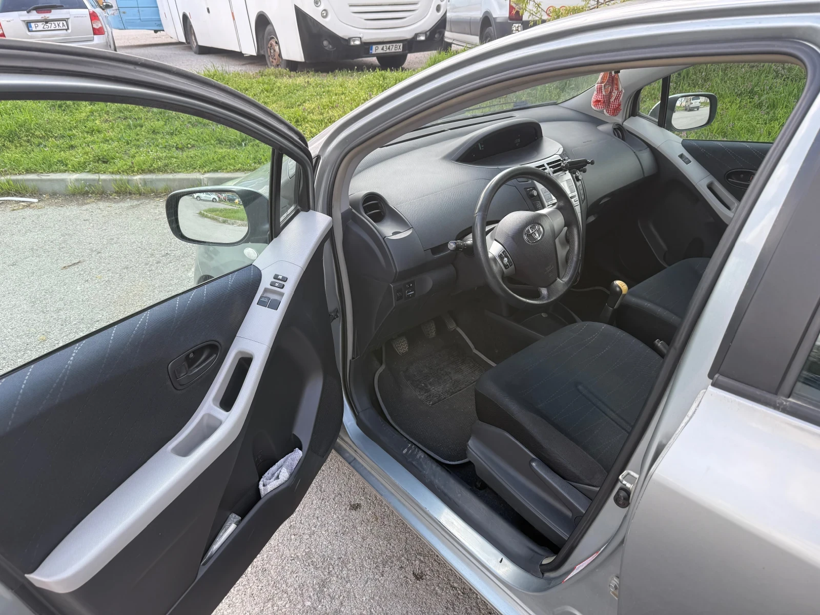 Toyota Yaris 1.3 VVT-i, снимка 7 - Автомобили и джипове - 54182607