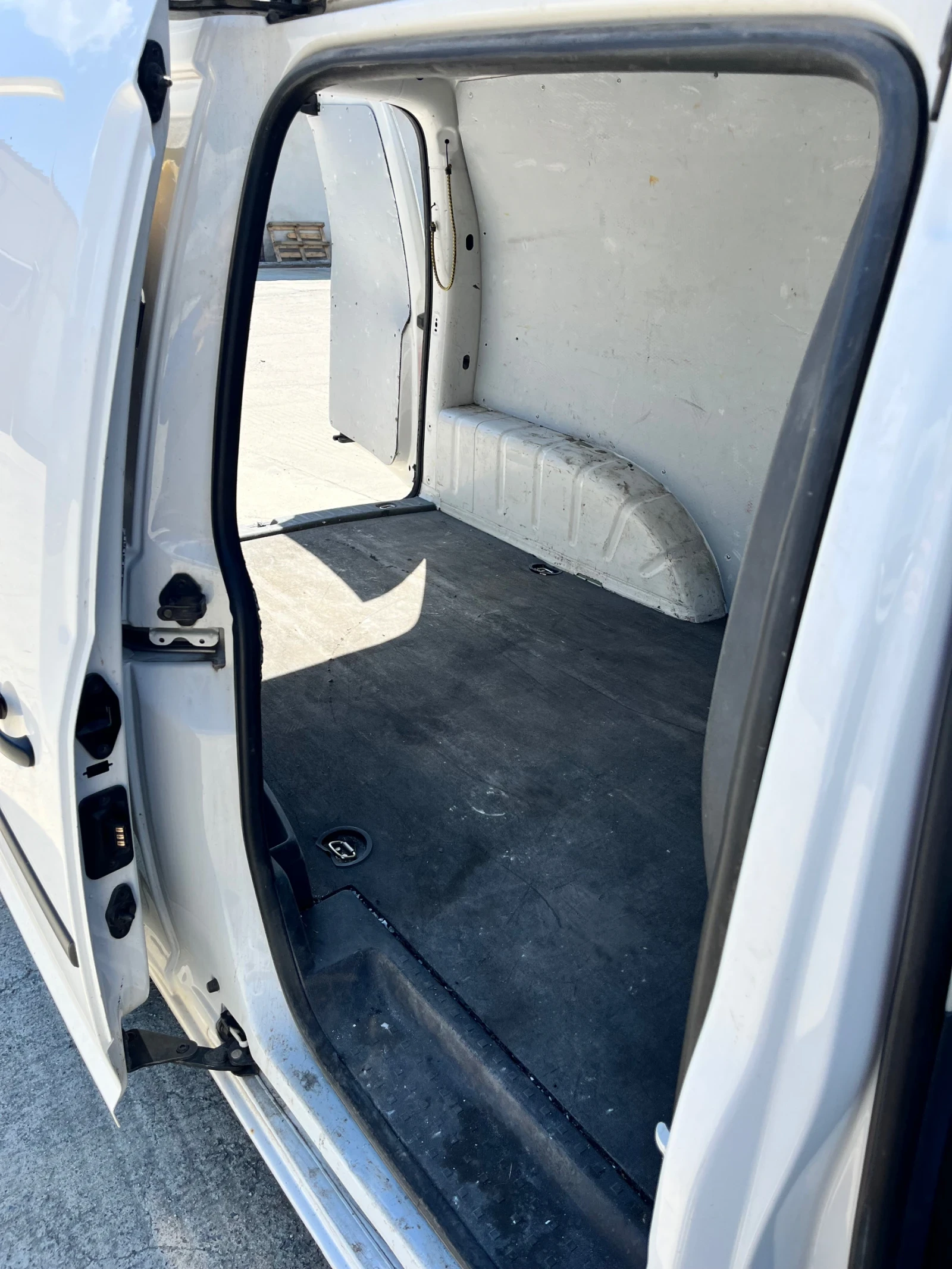 VW Caddy Maxxi Фабричен МЕТАН, снимка 5 - Автомобили и джипове - 54676223
