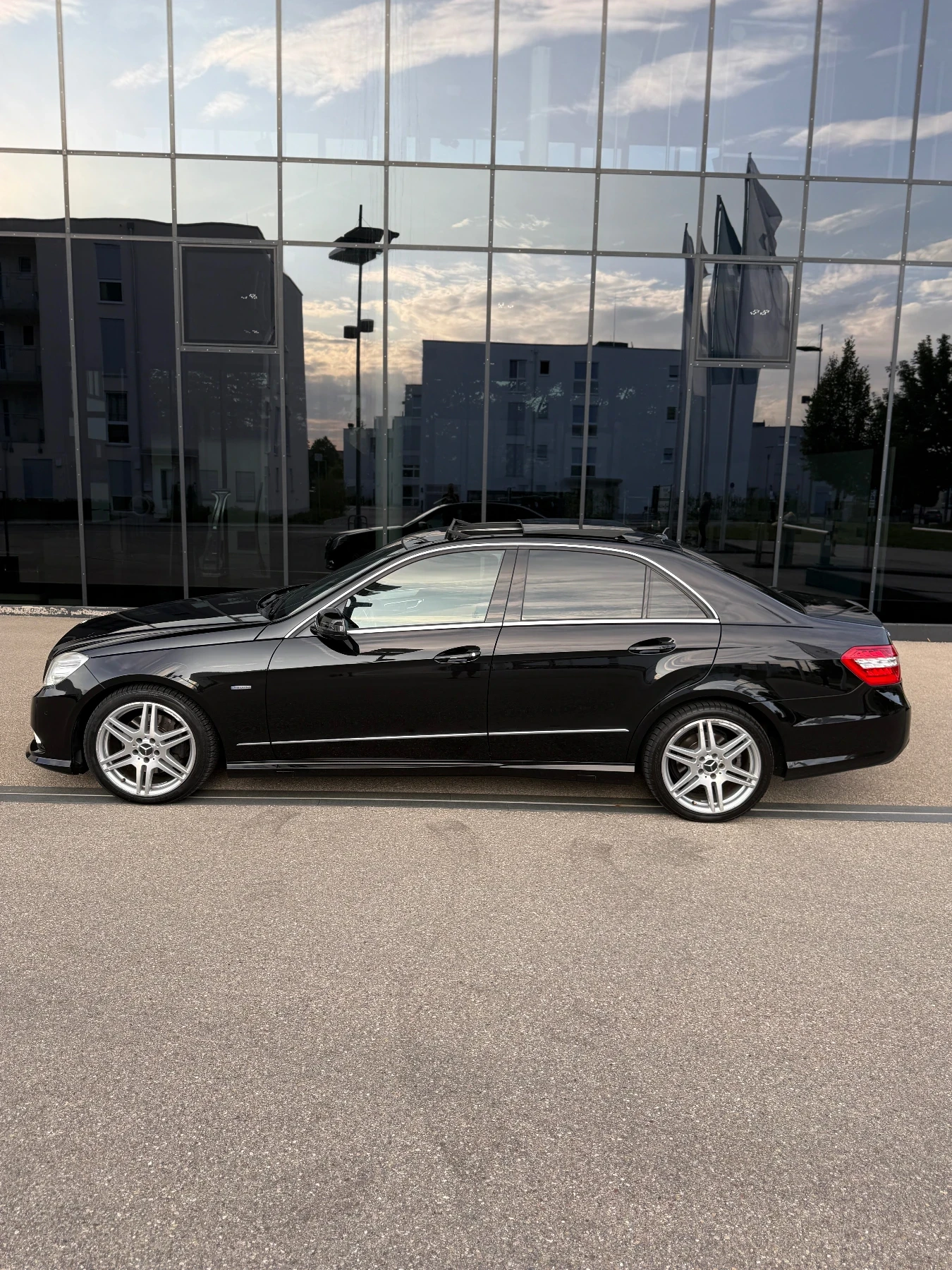 Mercedes-Benz E 350 E350CDI AMG| Панорамен покрив| Камера| Full екстри, снимка 5 - Автомобили и джипове - 55603253