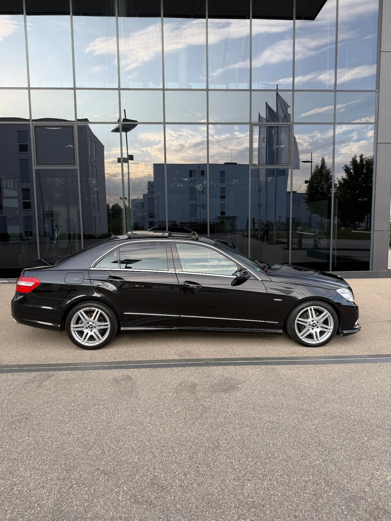 Mercedes-Benz E 350 E350CDI AMG| Панорамен покрив| Камера| Full екстри, снимка 6 - Автомобили и джипове - 55603253