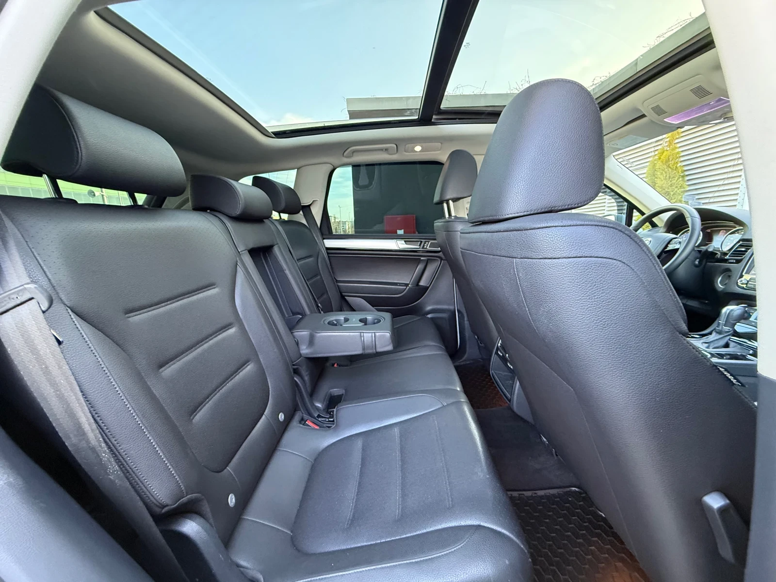 VW Touareg 3.6L* LED* PANO* ПОДГРЕВ* ТЕГЛИЧ, снимка 16 - Автомобили и джипове - 53773874