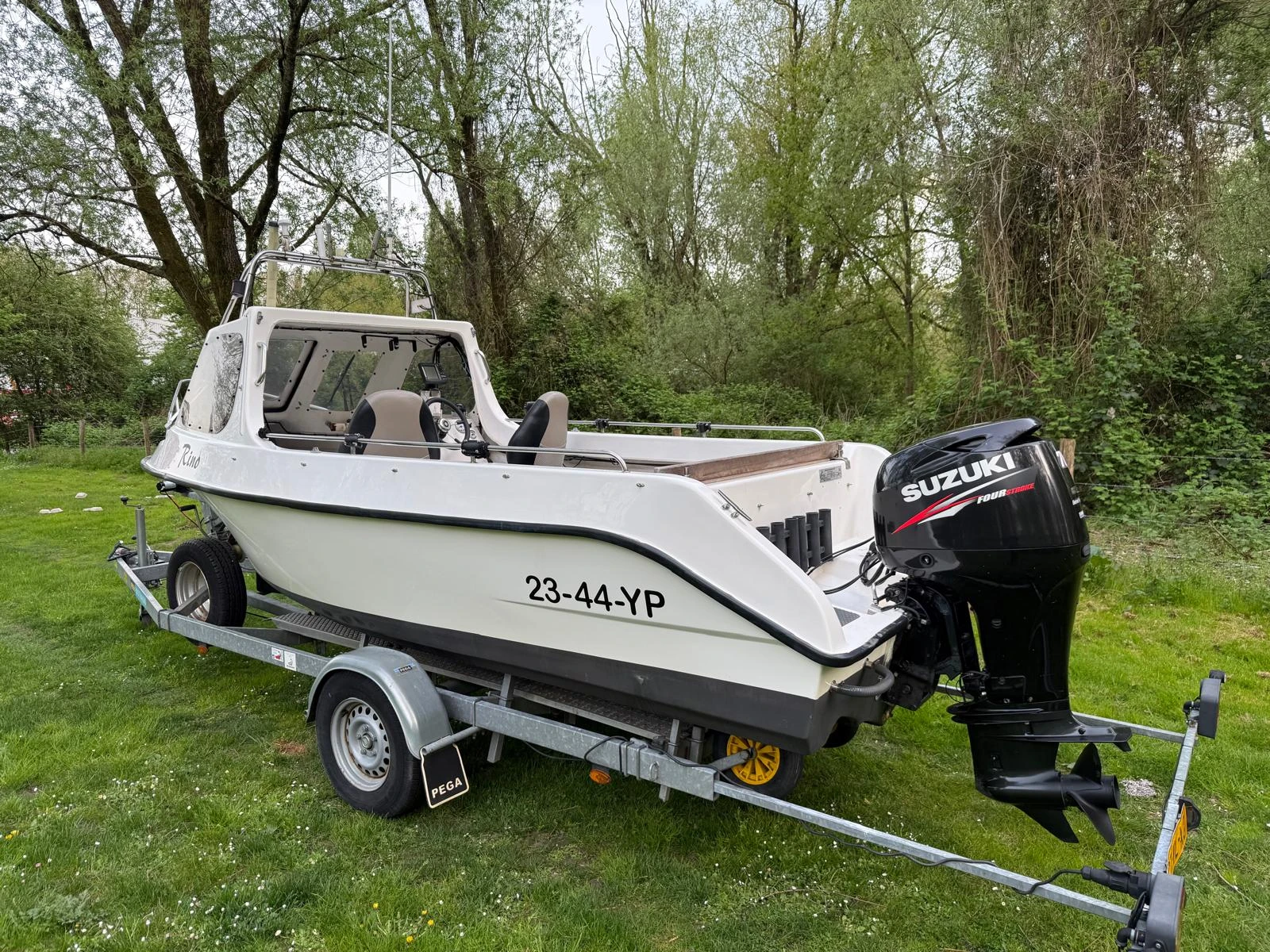 Моторна яхта Privateer