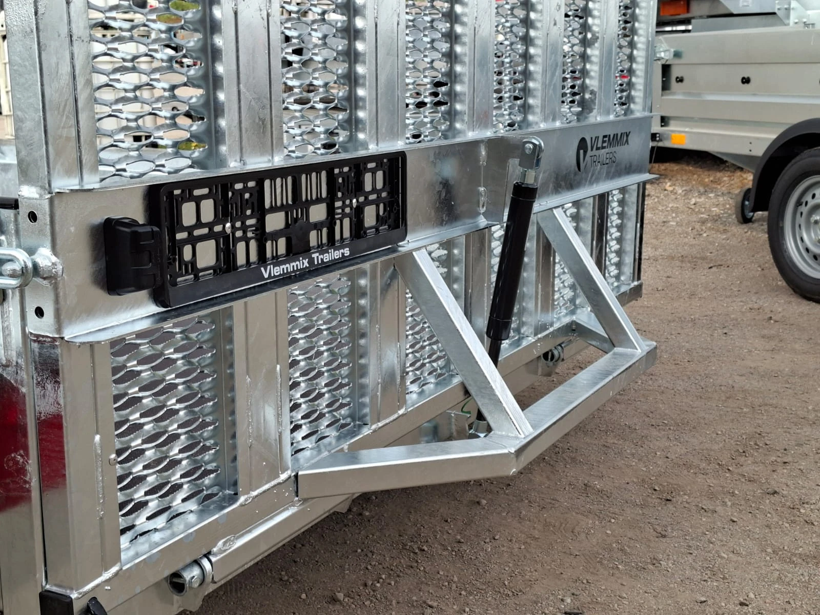 За автомобил Vlemmix MT 400/3 3500KG 3X1350KG, снимка 13 - Ремаркета - 56112379