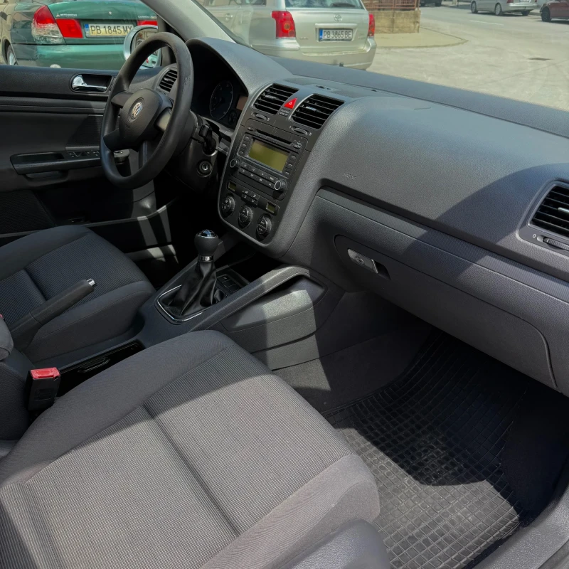 VW Golf 1.9 TDI * ТОП Състояние* * Гарантирани км* , снимка 8 - Автомобили и джипове - 51226877