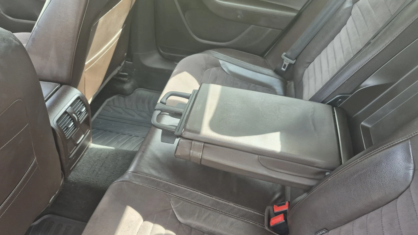 VW Passat 2.0 TDI   4MOTION, снимка 11 - Автомобили и джипове - 53747644