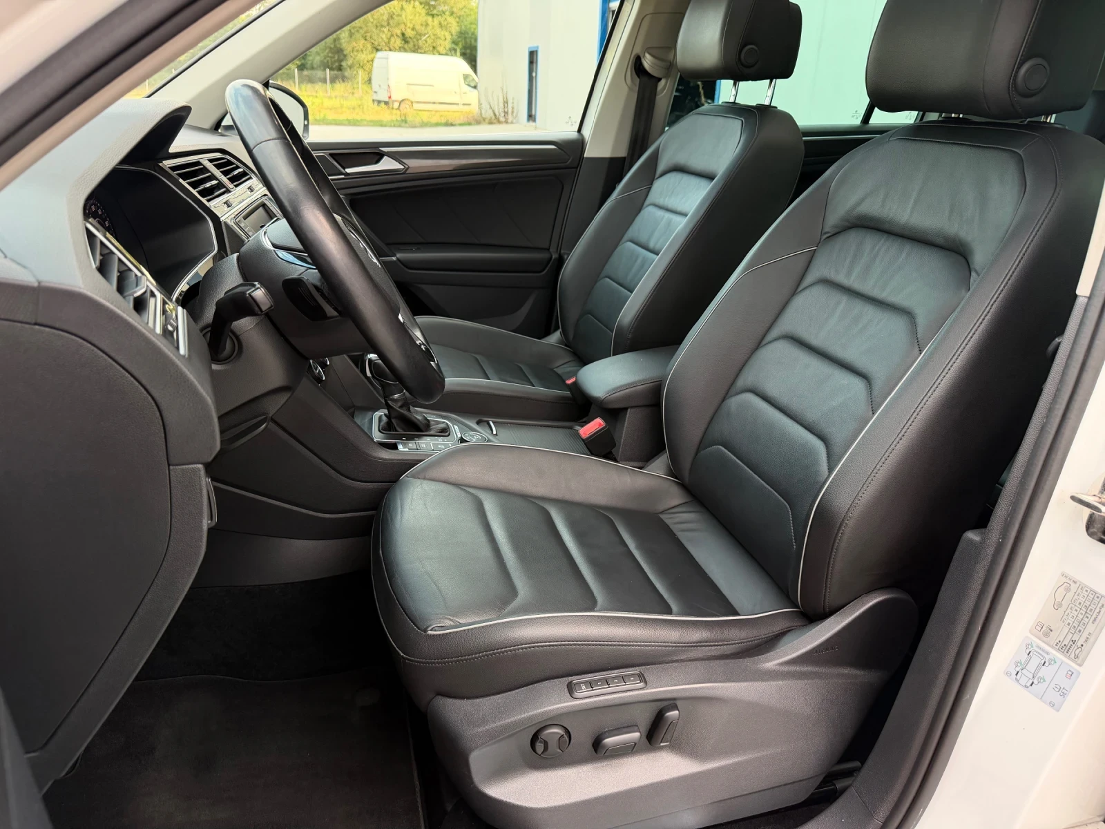 VW Tiguan 2.0 TDI 190кс R-Line 4Motion/ Всички екстри, снимка 12 - Автомобили и джипове - 55451049