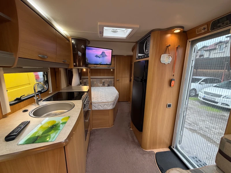 Каравана Swift CONQUEROR-ДВОЙНА ДУШ КАБИНА/АLDE/ГОЛЯМ ХЛАДИЛНИК/, снимка 4 - Каравани и кемпери - 53578181