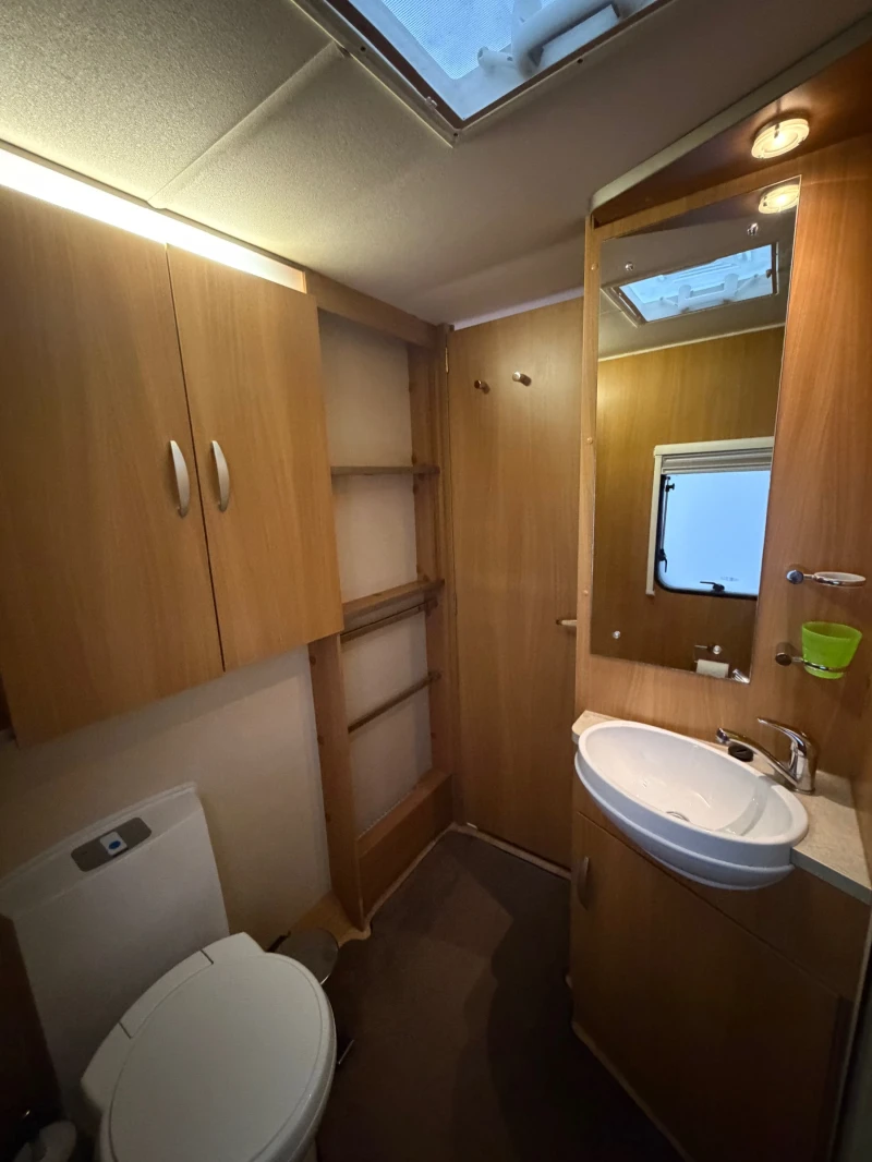 Каравана Swift CONQUEROR-ДВОЙНА ДУШ КАБИНА/АLDE/ГОЛЯМ ХЛАДИЛНИК/, снимка 11 - Каравани и кемпери - 53578181