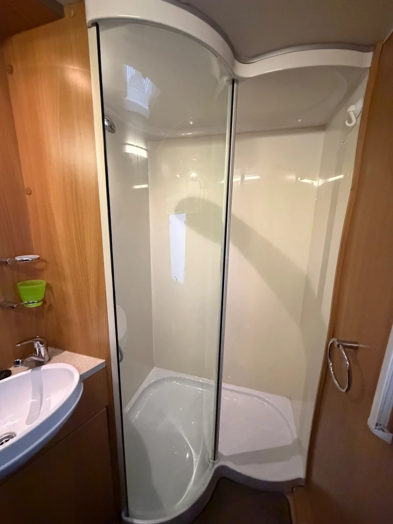 Каравана Swift CONQUEROR-ДВОЙНА ДУШ КАБИНА/АLDE/ГОЛЯМ ХЛАДИЛНИК/, снимка 9 - Каравани и кемпери - 53578181