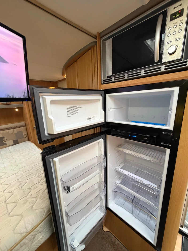 Каравана Swift CONQUEROR-ДВОЙНА ДУШ КАБИНА/АLDE/ГОЛЯМ ХЛАДИЛНИК/, снимка 5 - Каравани и кемпери - 53578181