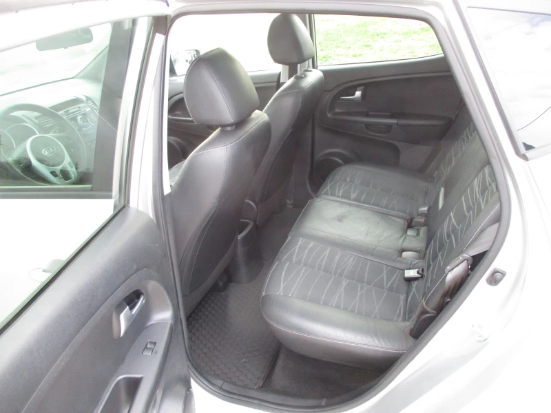 Kia Venga 1.4/БЕНЗИН/КАТО НОВА, снимка 11 - Автомобили и джипове - 49665304