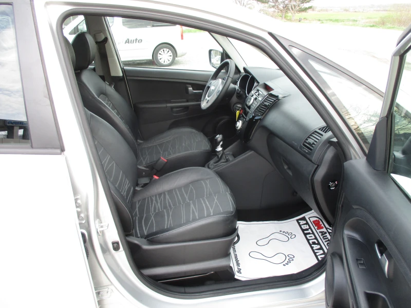 Kia Venga 1.4/БЕНЗИН/КАТО НОВА, снимка 13 - Автомобили и джипове - 49665304