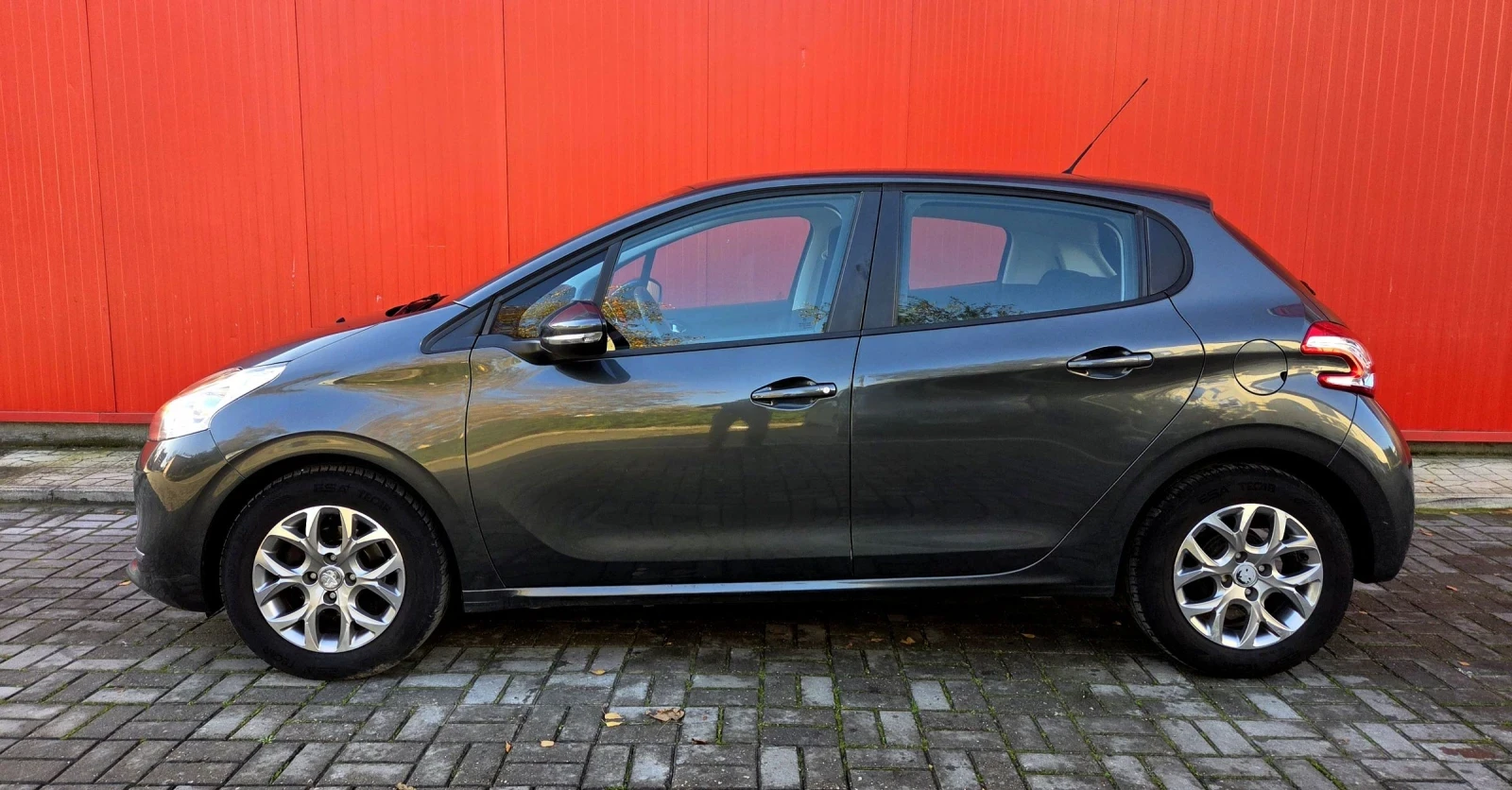 Peugeot 208 1.2 VTI Swiss Внос от Швейцария - изображение 7