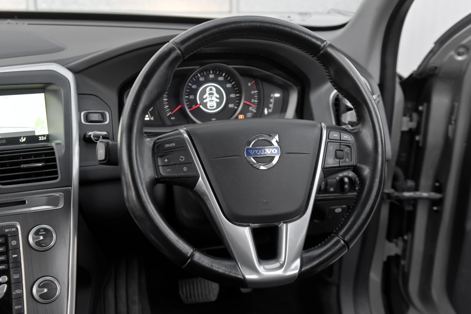 Volvo XC60 2.0 D4, снимка 12 - Автомобили и джипове - 54143164