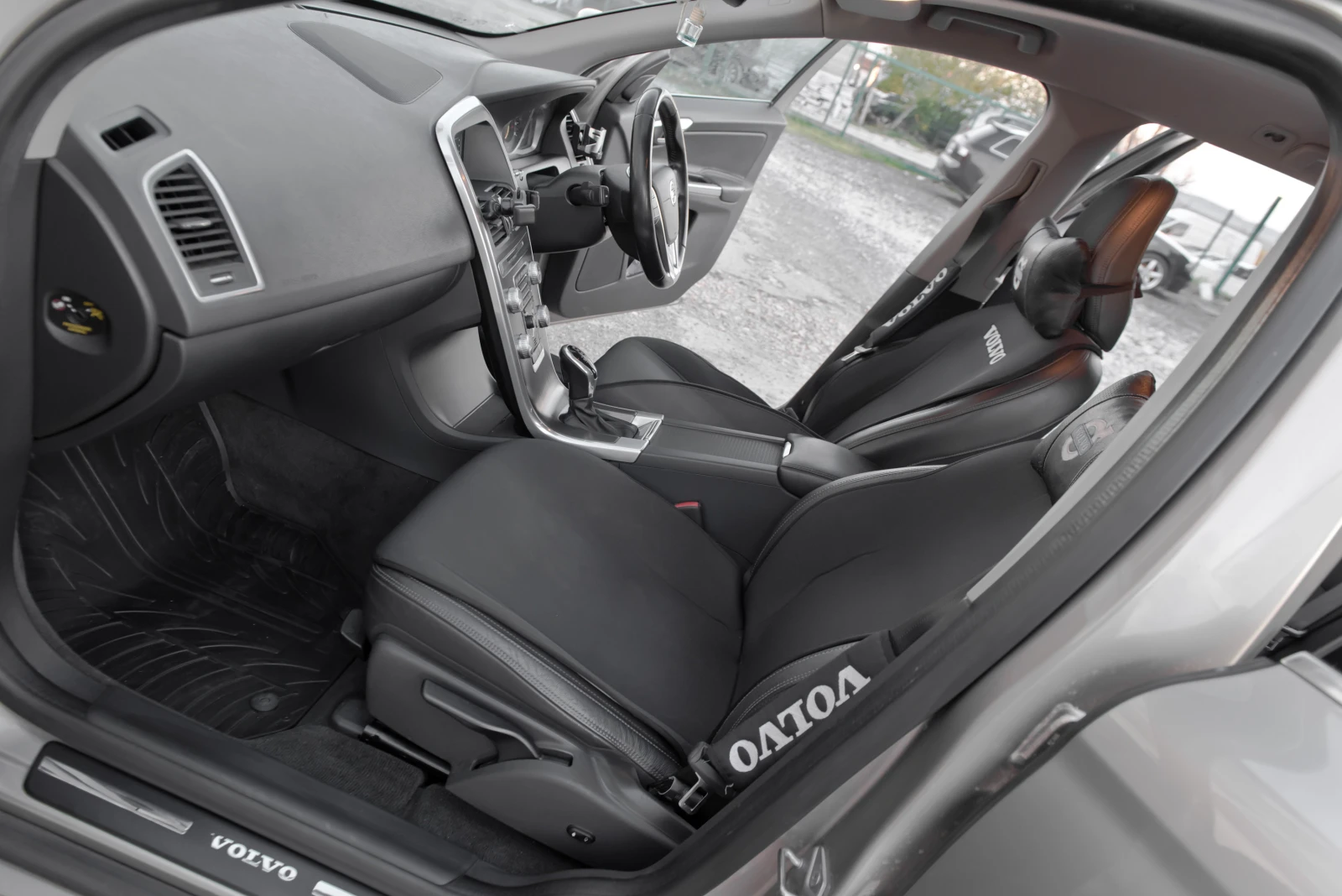 Volvo XC60 2.0 D4, снимка 9 - Автомобили и джипове - 54143164