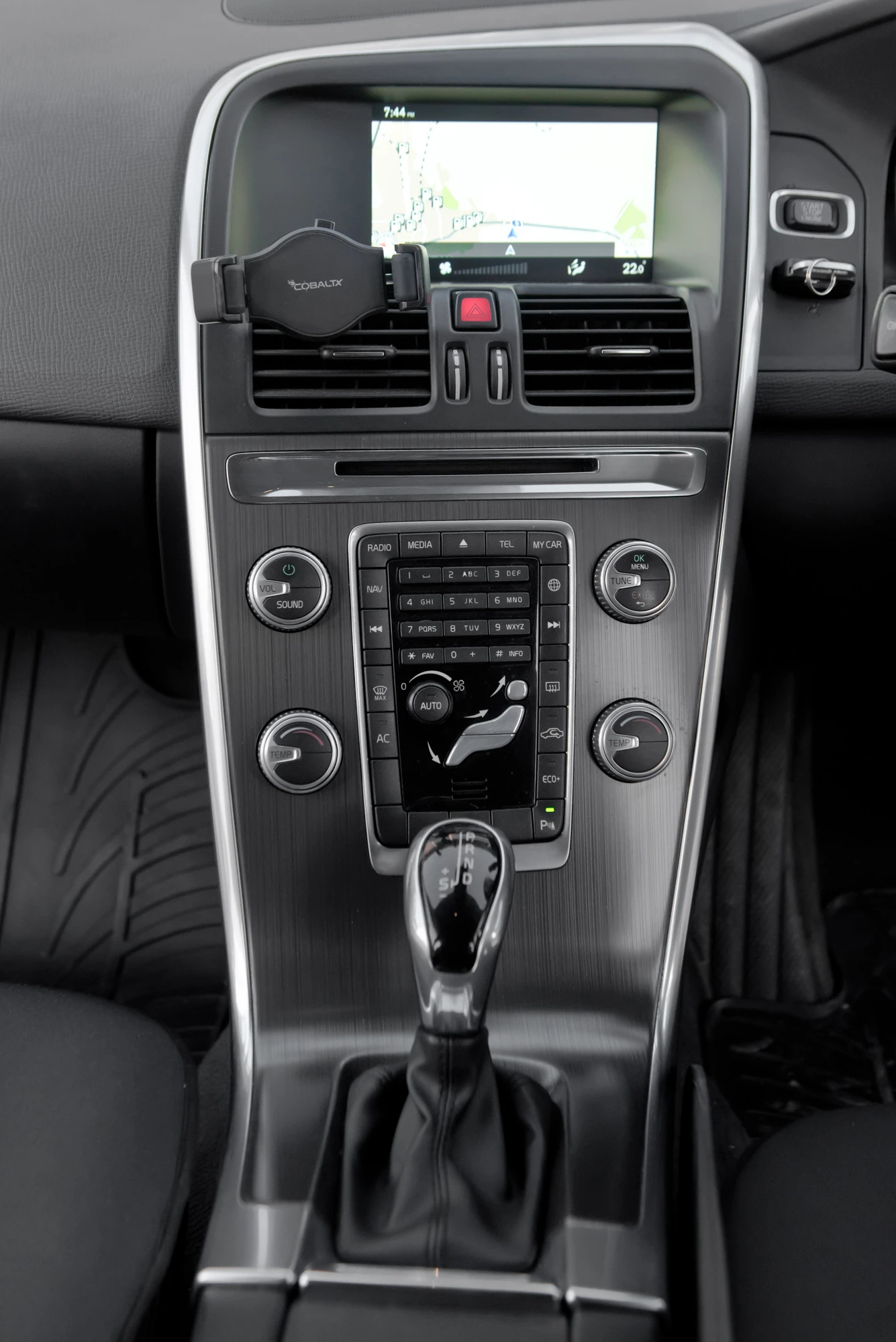 Volvo XC60 2.0 D4, снимка 14 - Автомобили и джипове - 54143164