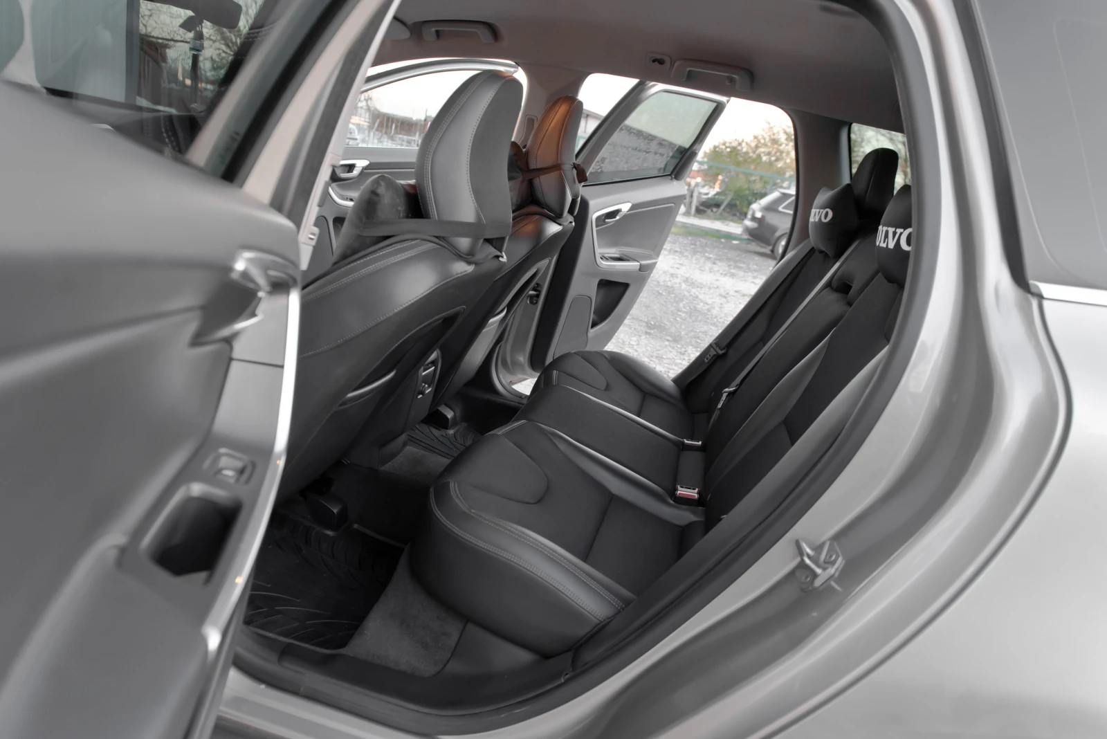 Volvo XC60 2.0 D4, снимка 10 - Автомобили и джипове - 54143164