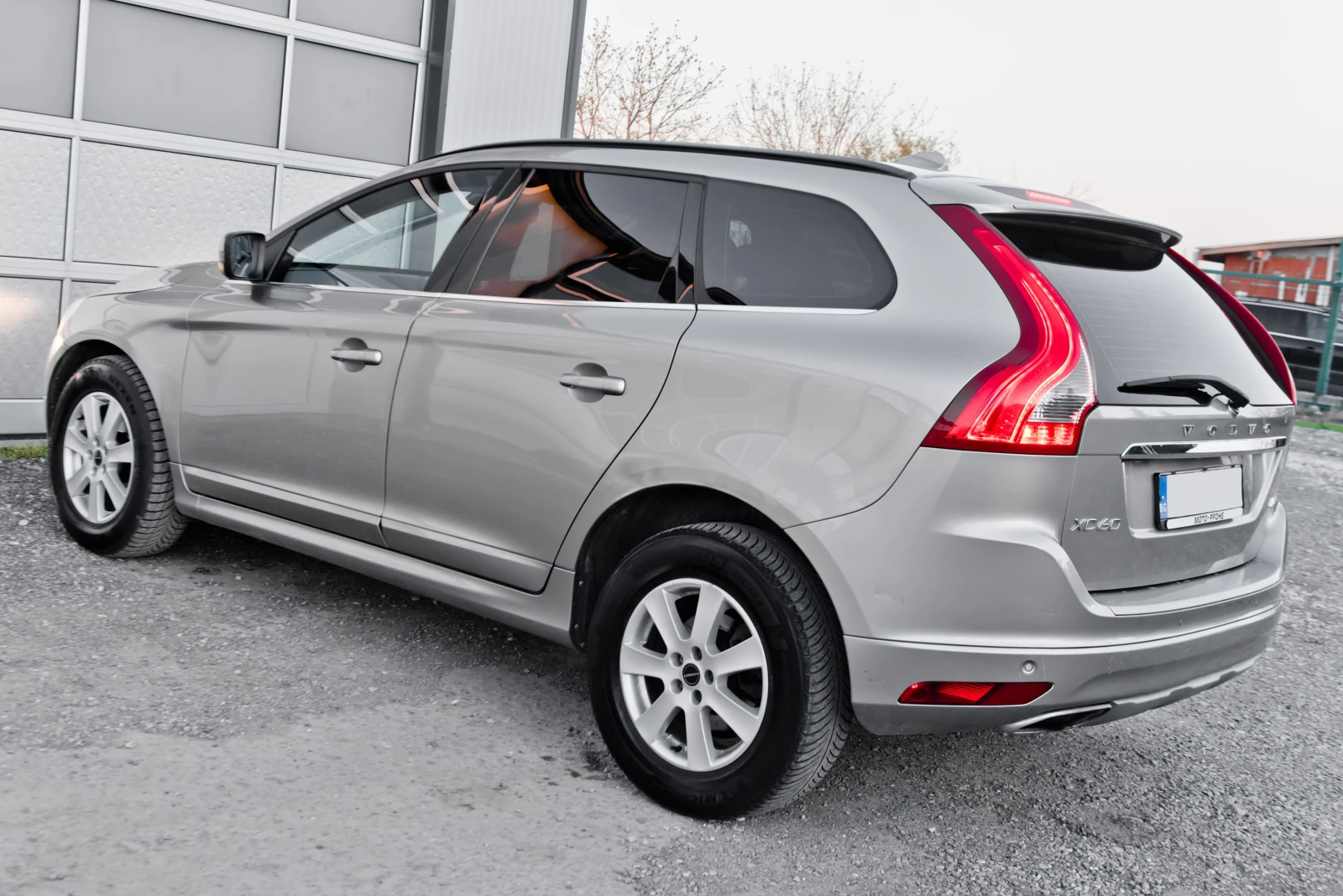 Volvo XC60 2.0 D4, снимка 8 - Автомобили и джипове - 54143164