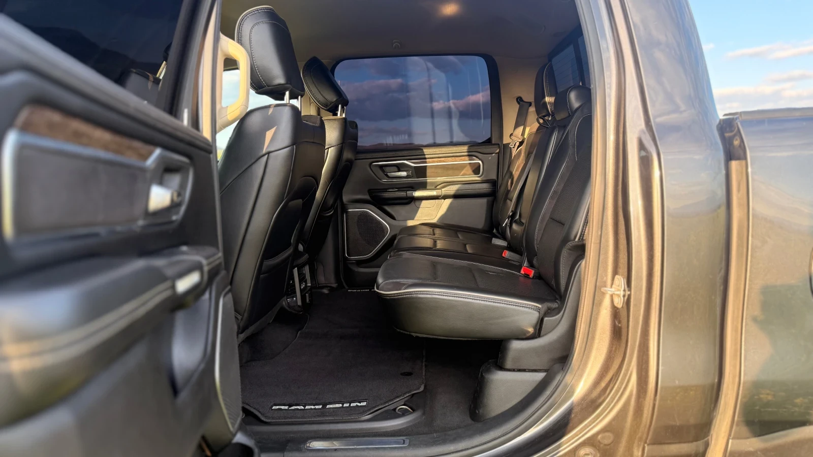 Dodge RAM 1500 5.7 Laramie, снимка 12 - Автомобили и джипове - 54296933