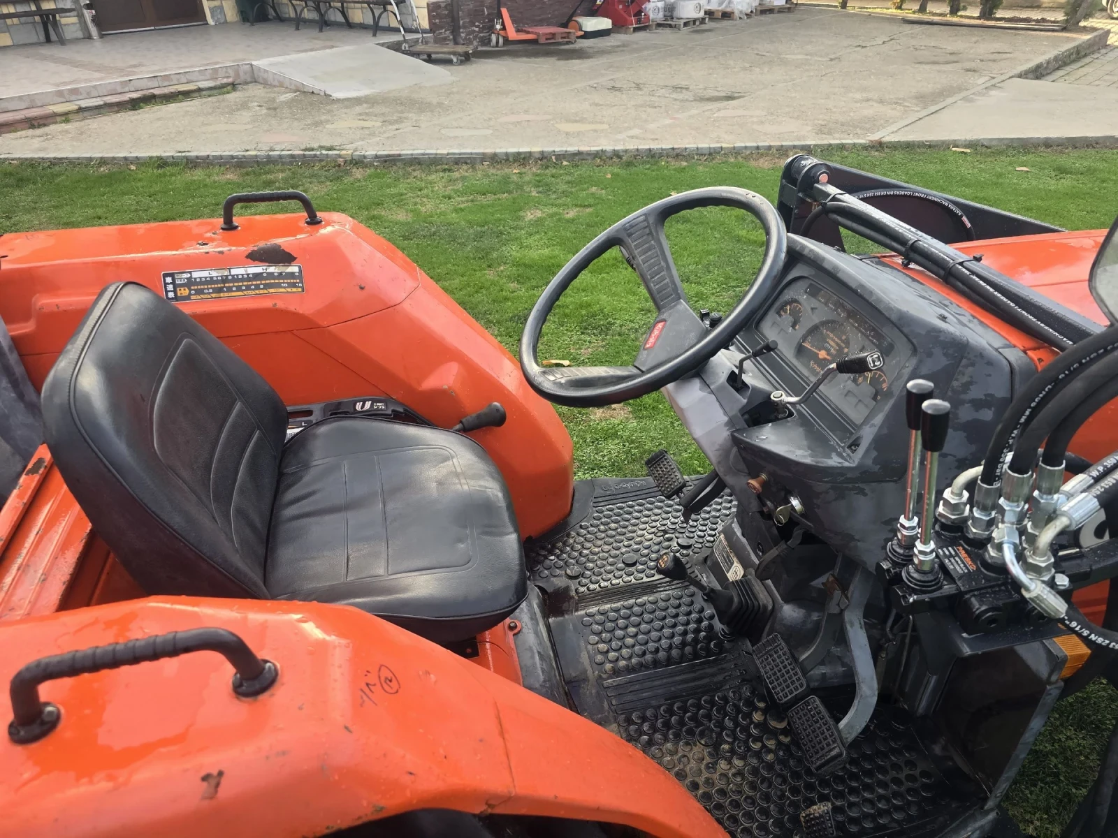 Трактор Kubota GL 32 с челен товарач - изображение 6