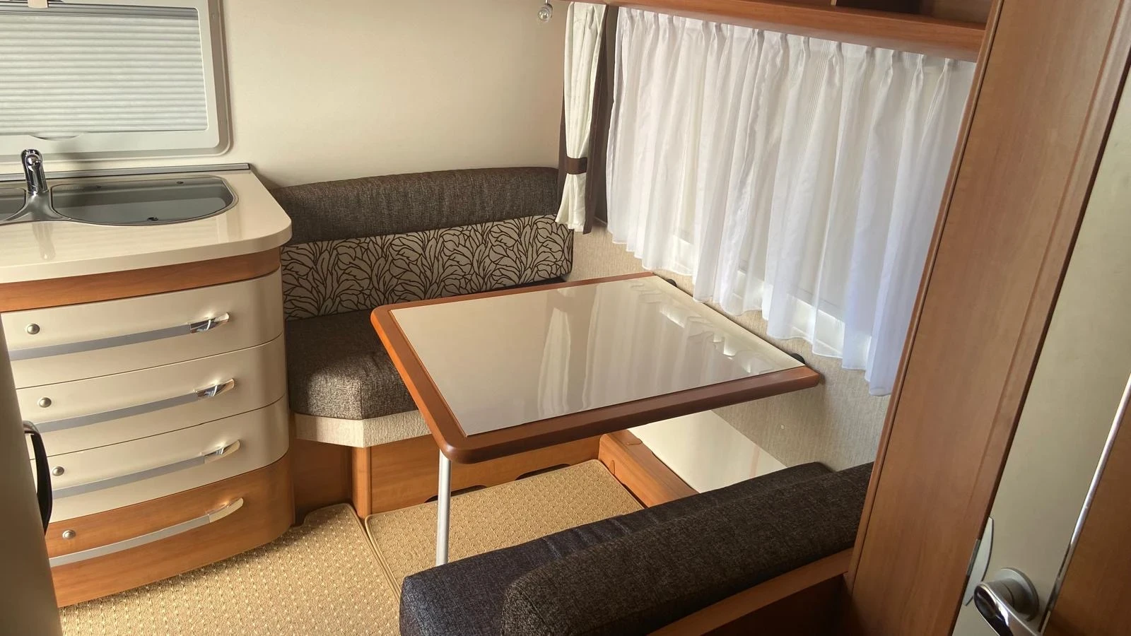 Каравана Hobby Exzellent 440, снимка 6 - Каравани и кемпери - 53818692