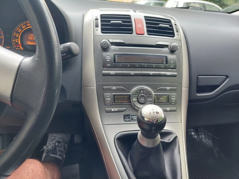 Toyota Auris 1.4 VVTI ТОП, снимка 10 - Автомобили и джипове - 51850742