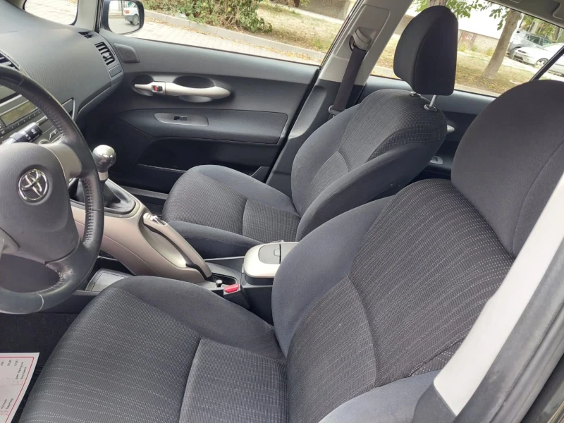 Toyota Auris 1.4 VVTI ТОП, снимка 11 - Автомобили и джипове - 51850742
