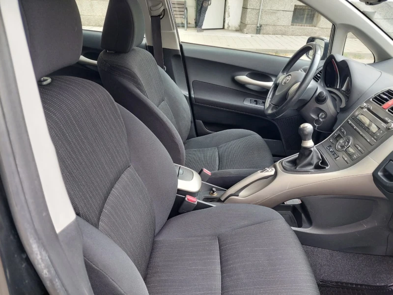 Toyota Auris 1.4 VVTI ТОП, снимка 9 - Автомобили и джипове - 51850742