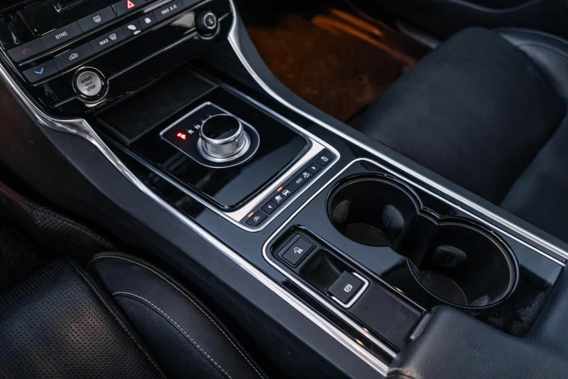 Jaguar XE R-SPORT - изображение 9