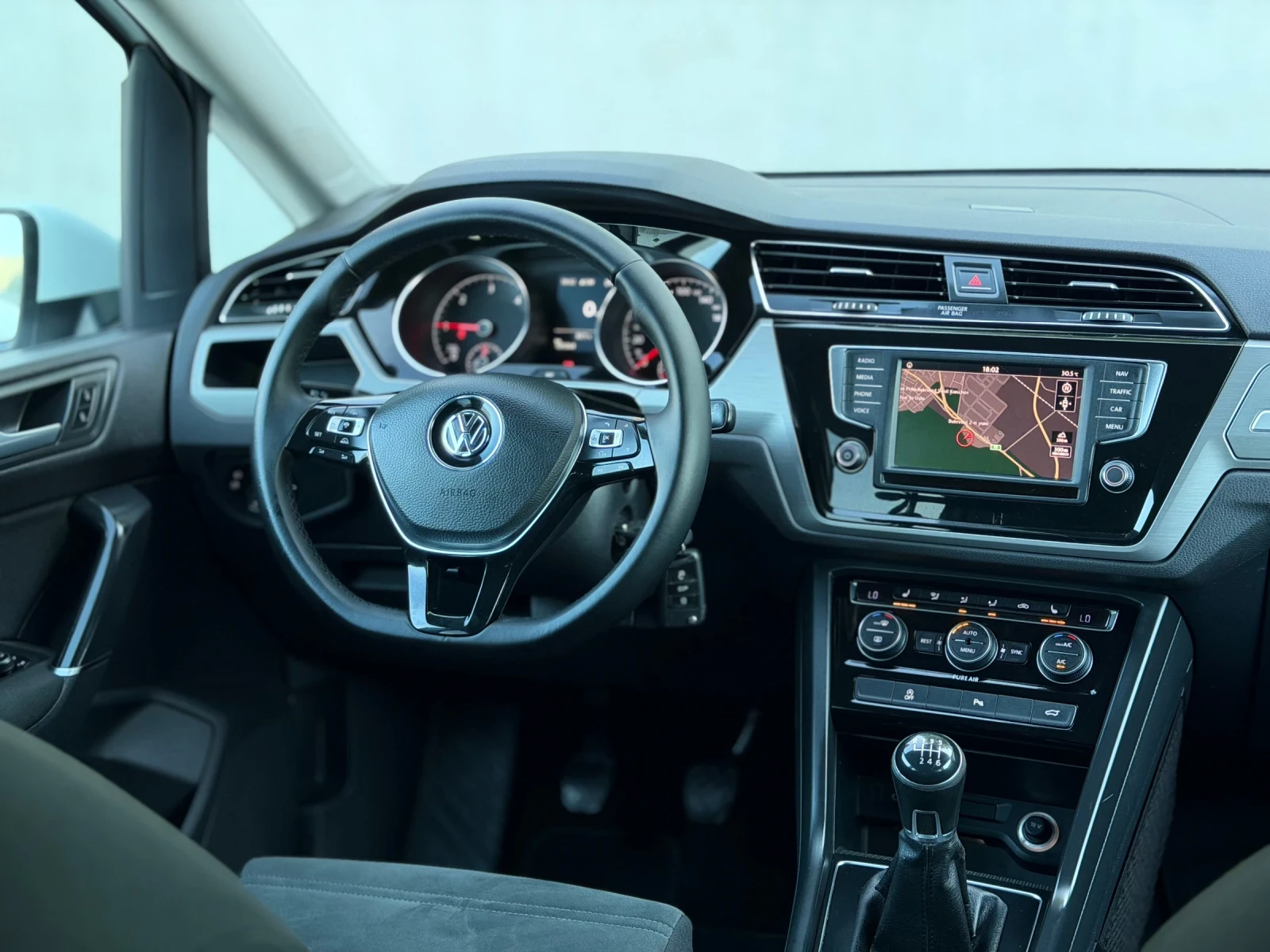 VW Touran 2.0TDi~150hp~FULL LED~МАСАЖ, снимка 11 - Автомобили и джипове - 55802915