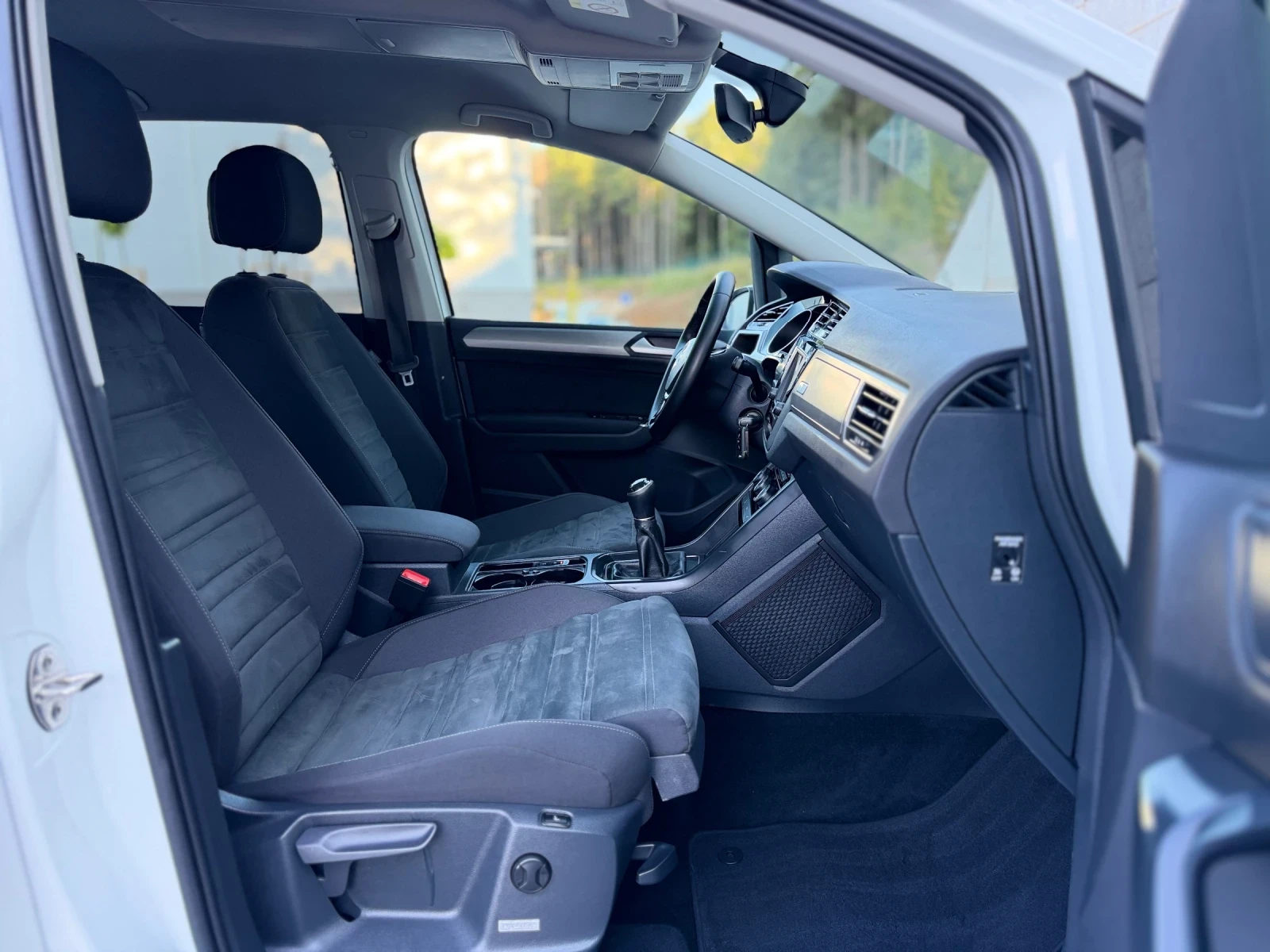 VW Touran 2.0TDi~150hp~FULL LED~МАСАЖ, снимка 15 - Автомобили и джипове - 55802915