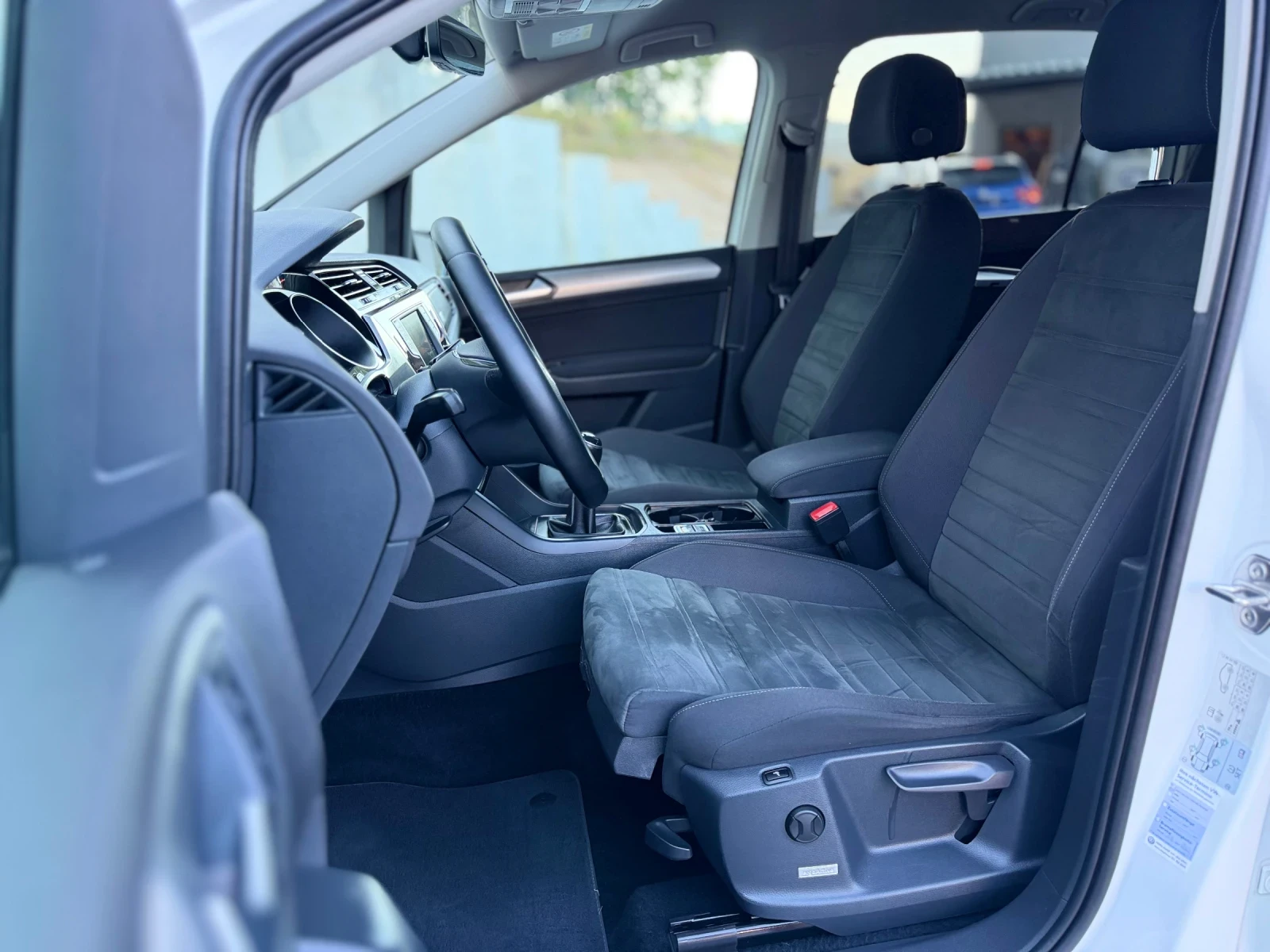 VW Touran 2.0TDi~150hp~FULL LED~МАСАЖ, снимка 10 - Автомобили и джипове - 55802915
