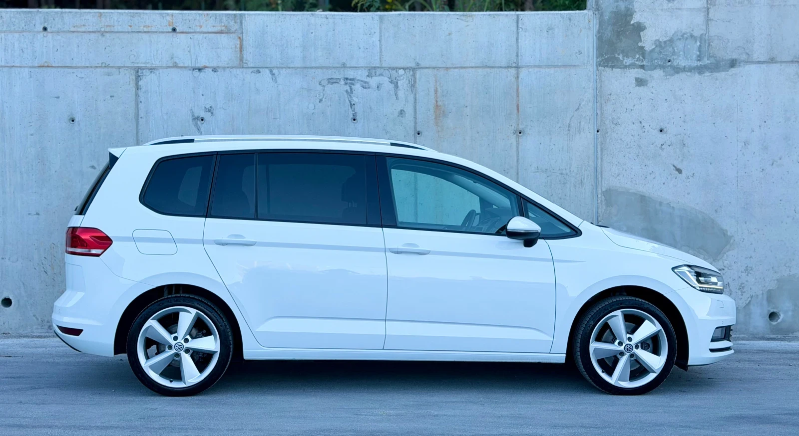 VW Touran 2.0TDi~150hp~FULL LED~МАСАЖ, снимка 4 - Автомобили и джипове - 55802915