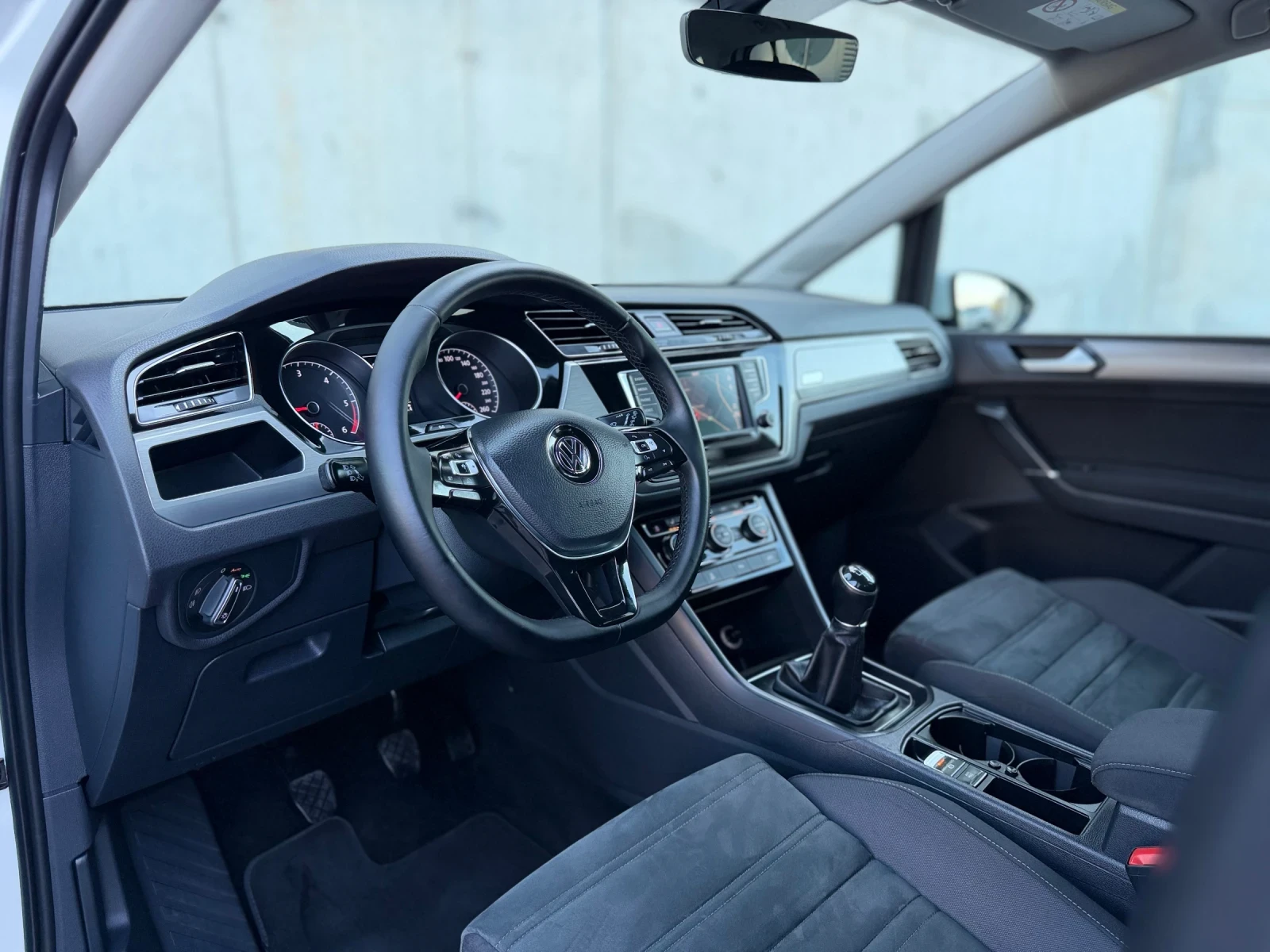 VW Touran 2.0TDi~150hp~FULL LED~МАСАЖ, снимка 9 - Автомобили и джипове - 55802915