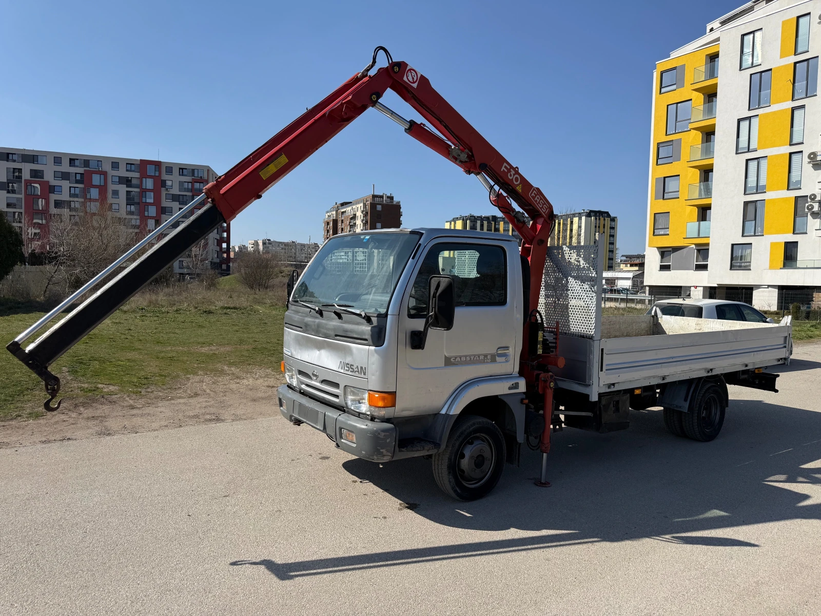 Nissan Capstar Бордови с кран