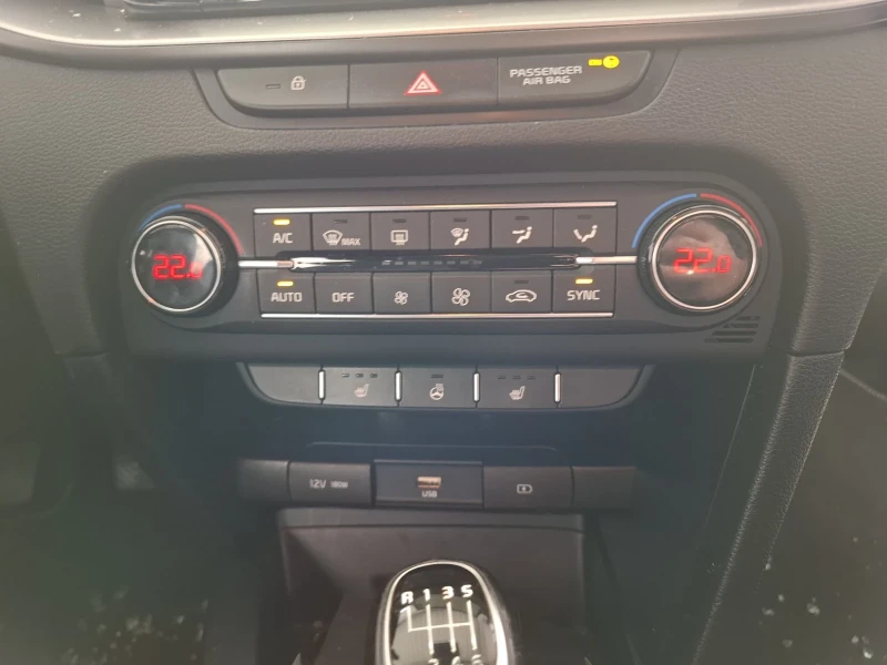 Kia Ceed 1.6CRDi * * * 78000км.* * * Навигация* * * Камера*, снимка 9 - Автомобили и джипове - 52616879