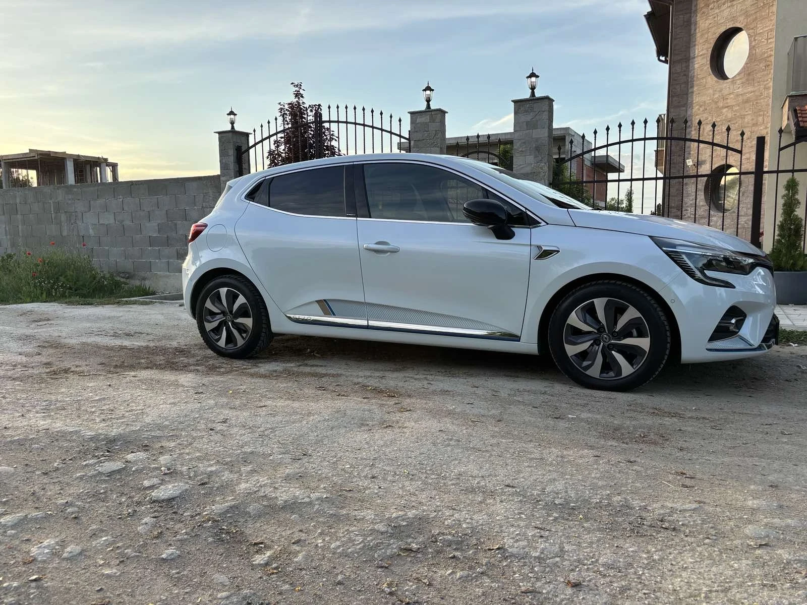 Renault Clio Renault Clio Clio Zen Hybrit E-Tech-140hp: - изображение 2