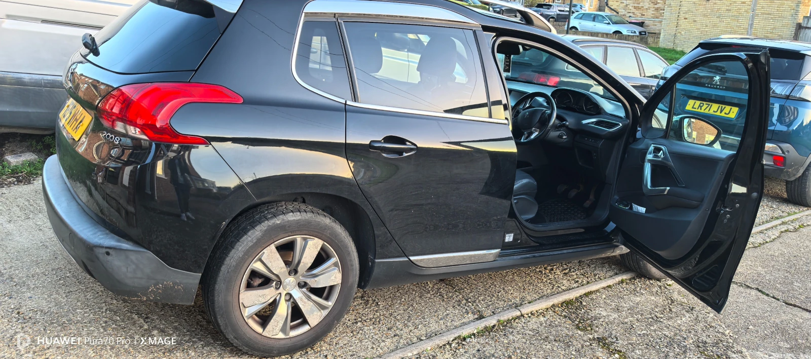 Peugeot 2008 Allure Pure Tech, снимка 8 - Автомобили и джипове - 55429800