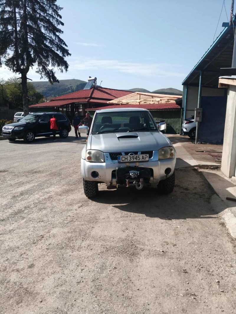 Nissan Navara 2.5 Di, снимка 4 - Автомобили и джипове - 53086644