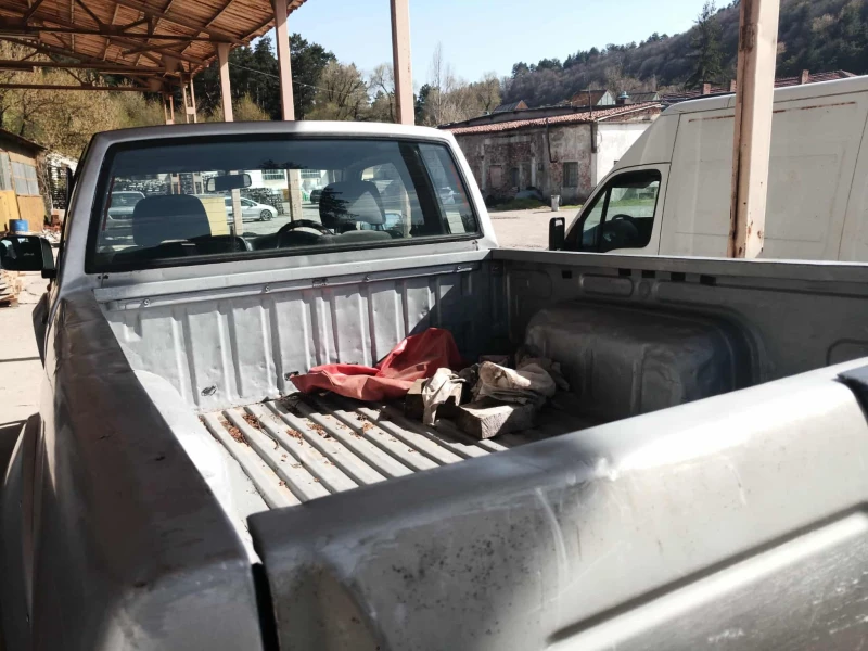 Nissan Navara 2.5 Di, снимка 13 - Автомобили и джипове - 53086644