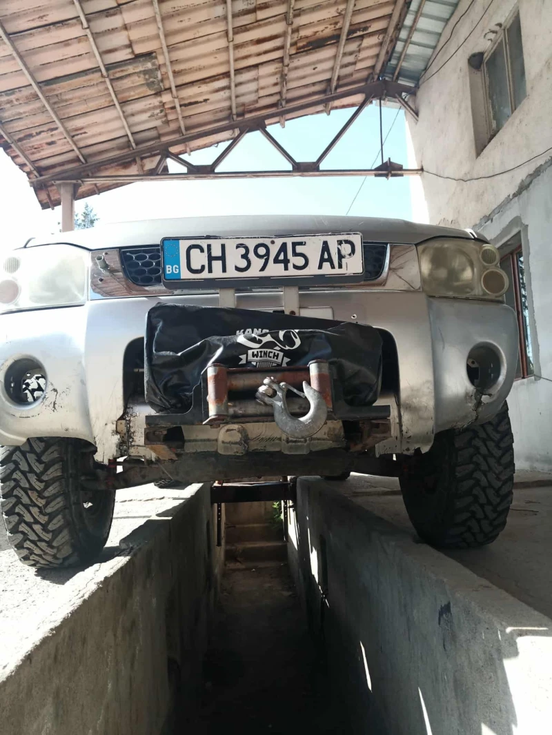 Nissan Navara 2.5 Di, снимка 8 - Автомобили и джипове - 53086644