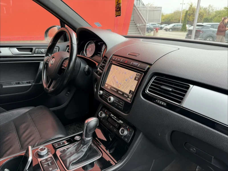 VW Touareg FACE* 3.0D* 262кс* Rline* Обдухване, снимка 10 - Автомобили и джипове - 52352528