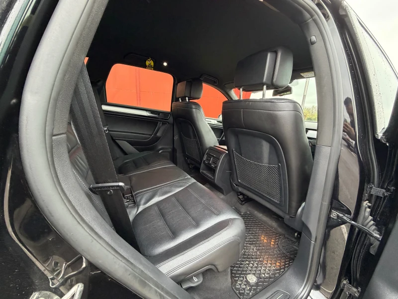 VW Touareg FACE* 3.0D* 262кс* Rline* Обдухване, снимка 8 - Автомобили и джипове - 52352528