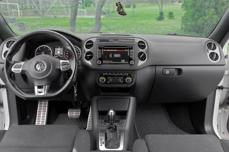 VW Tiguan R-Line 2.0TDI Автомат, снимка 10 - Автомобили и джипове - 51905370