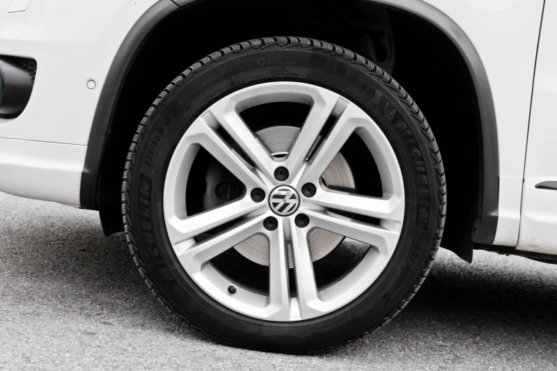 VW Tiguan R-Line 2.0TDI Автомат, снимка 17 - Автомобили и джипове - 51905370