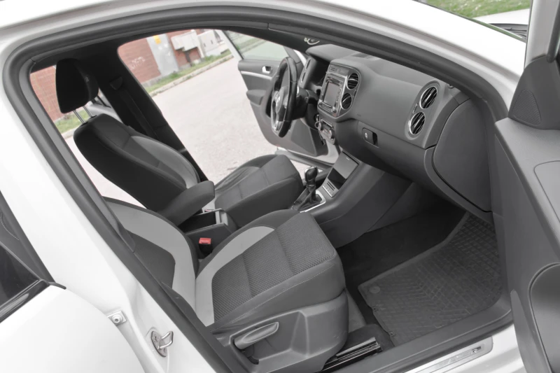 VW Tiguan R-Line 2.0TDI Автомат, снимка 11 - Автомобили и джипове - 51905370