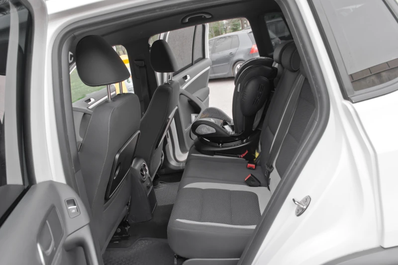 VW Tiguan R-Line 2.0TDI Автомат, снимка 12 - Автомобили и джипове - 51905370