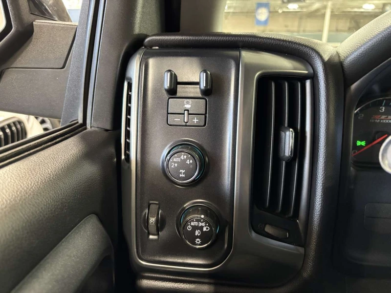 Chevrolet Silverado 1LT* Z71OFF-ROAD* 4X4* CREW* V8* BOSE* APPLE CARPL, снимка 12 - Автомобили и джипове - 52449930